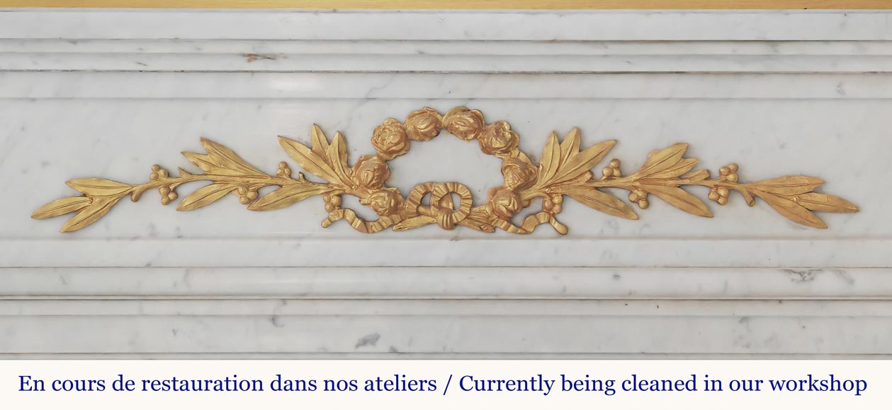 Cheminée de style Louis XVI à demi colonnes et décors de bronze, en marbre de Carrare-1