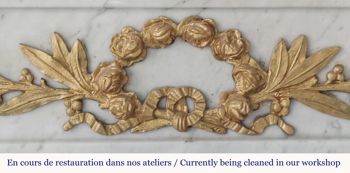 Cheminée de style Louis XVI à demi colonnes et décors de bronze, en marbre de Carrare-2