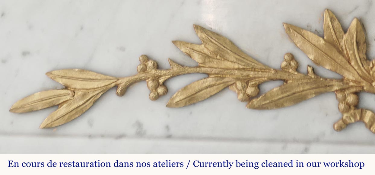 Cheminée de style Louis XVI à demi colonnes et décors de bronze, en marbre de Carrare-3