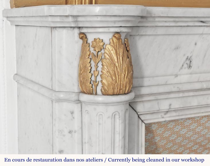 Cheminée de style Louis XVI à demi colonnes et décors de bronze, en marbre de Carrare-5