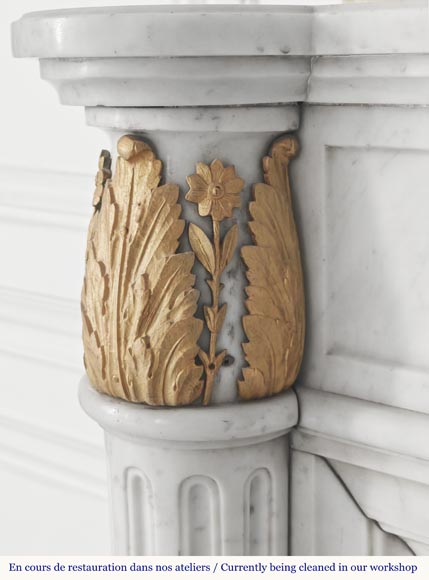 Cheminée de style Louis XVI à demi colonnes et décors de bronze, en marbre de Carrare-6