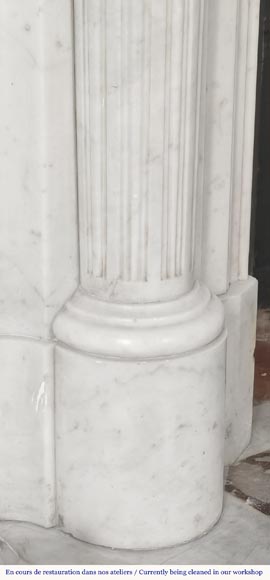 Cheminée de style Louis XVI à demi colonnes et décors de bronze, en marbre de Carrare-7