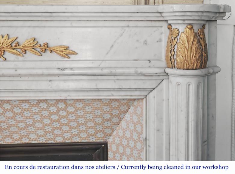 Cheminée de style Louis XVI à demi colonnes et décors de bronze, en marbre de Carrare-9