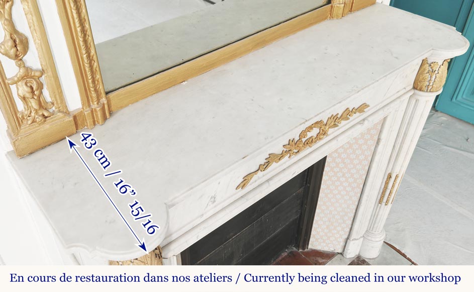 Cheminée de style Louis XVI à demi colonnes et décors de bronze, en marbre de Carrare-12