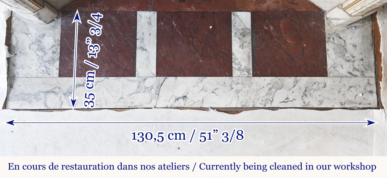 Cheminée de style Louis XVI en marbre Arabescato, à décor de bronze-9