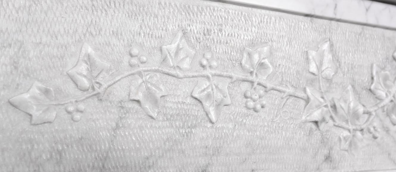 Cheminée d'époque Louis XVI à décor de fruits sculptés, en marbre de Carrare veiné-4