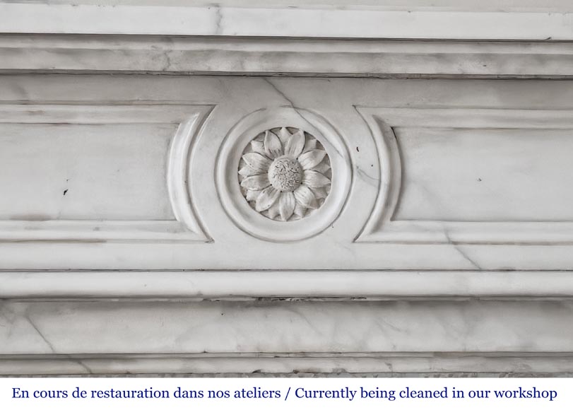 Cheminée de style Louis XVI en marbre demi statuaire, décorée d'une fleur de tournesol-1