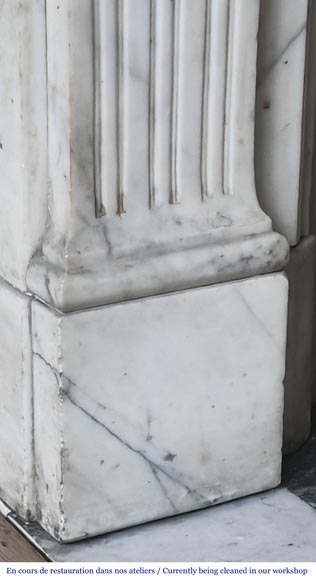 Cheminée de style Louis XVI en marbre demi statuaire, décorée d'une fleur de tournesol-4