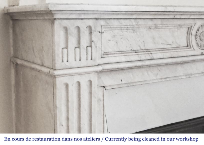 Cheminée de style Louis XVI ornée d'un tournesol, en marbre de Carrare-3