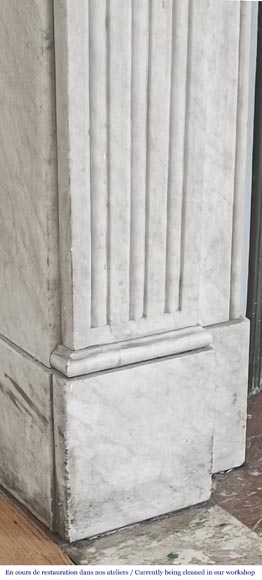 Cheminée de style Louis XVI ornée d'un tournesol, en marbre de Carrare-4