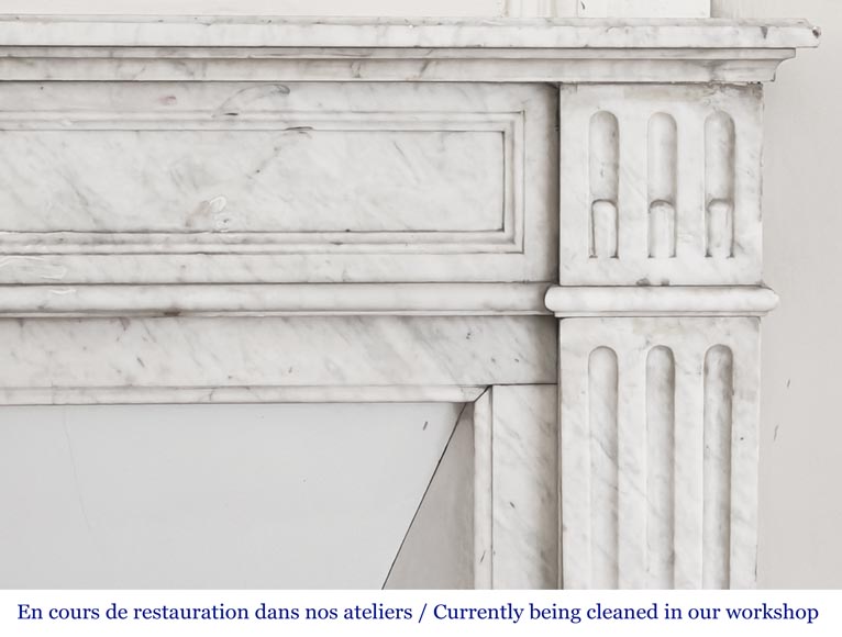 Cheminée de style Louis XVI ornée d'un tournesol, en marbre de Carrare-6
