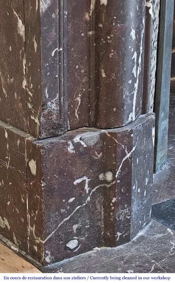 Cheminée de style Louis XIV à acrotère, en marbre Rouge du Nord-4