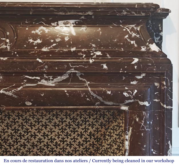 Cheminée de style Louis XIV à acrotère, en marbre Rouge du Nord-6