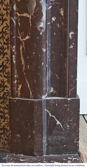 Cheminée de style Louis XIV à acrotère, en marbre Rouge du Nord-7