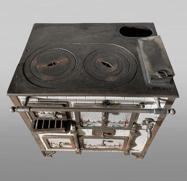 Cuisinière en fonte et imitation de faïence à décor de paysage enneigé-1