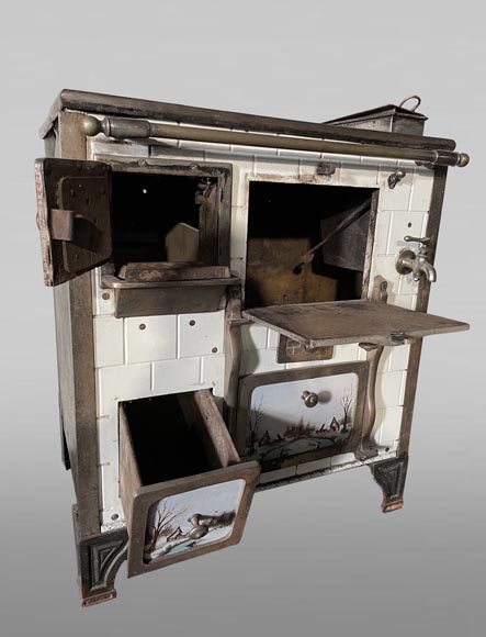 Cuisinière en fonte et imitation de faïence à décor de paysage enneigé-2