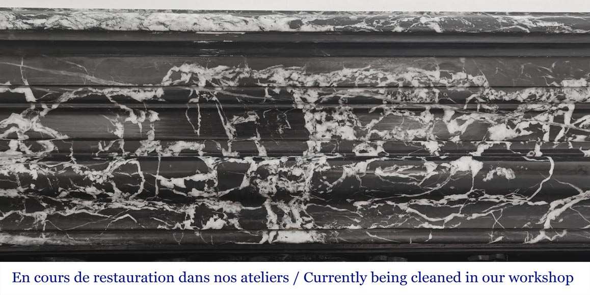 Cheminée de style Louis XIV en marbre noir Marquina très veiné-1