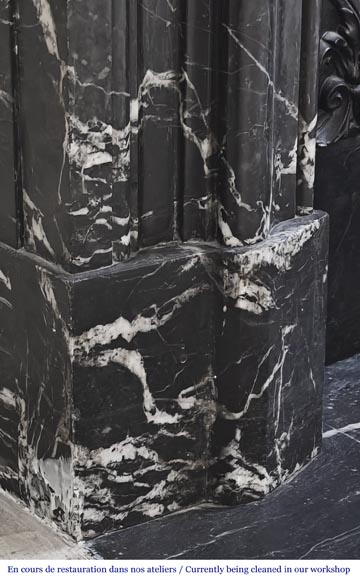 Cheminée de style Louis XIV en marbre noir Marquina très veiné-4