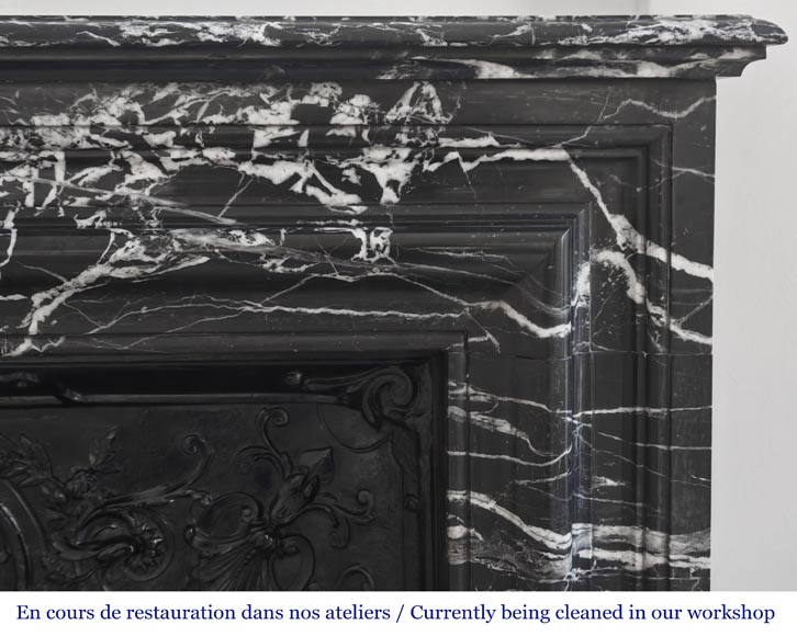 Cheminée de style Louis XIV en marbre noir Marquina très veiné-6