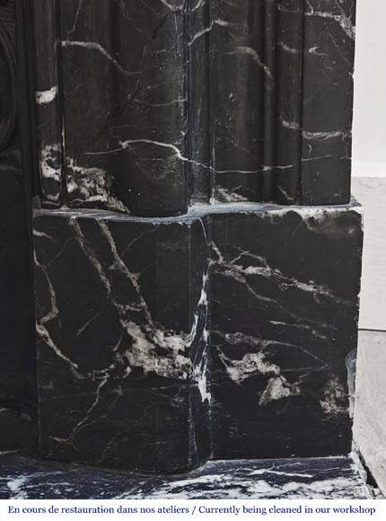 Cheminée de style Louis XIV en marbre noir Marquina très veiné-7
