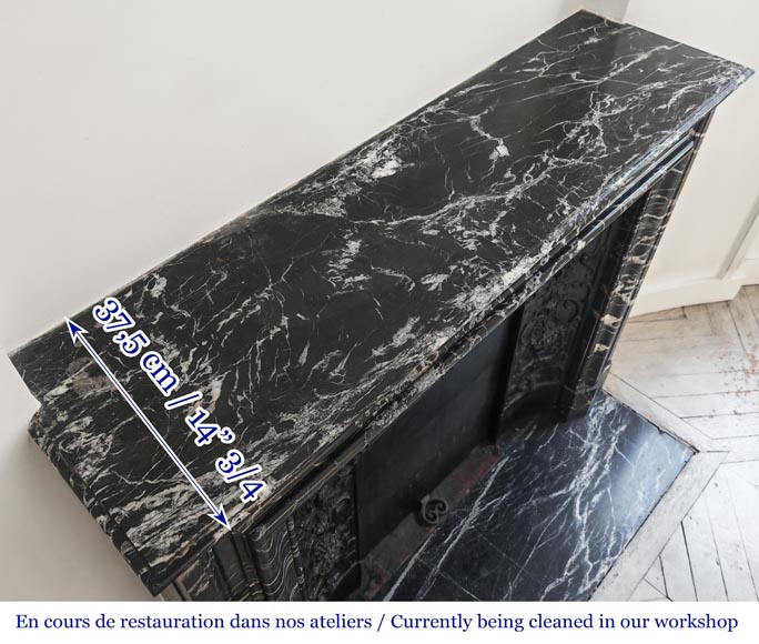Cheminée de style Louis XIV en marbre noir Marquina très veiné-11