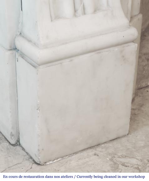 Cheminée de style Louis XVI a décor de macarons et de perles, en marbre de Carrare-6