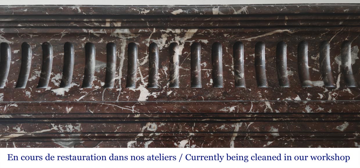 Cheminée de style Louis XVI à acrotère en marbre Rouge du Nord Cheminée de style Louis XVI à acrotère en marbre Rouge du Nord-1