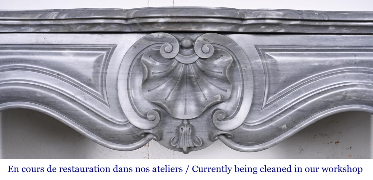 Petite cheminée de style Louis XV décorée d'une coquille, en marbre bleu Turquin-1