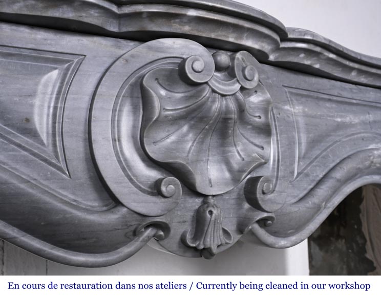 Petite cheminée de style Louis XV décorée d'une coquille, en marbre bleu Turquin-2