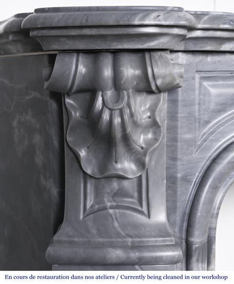 Petite cheminée de style Louis XV décorée d'une coquille, en marbre bleu Turquin-6