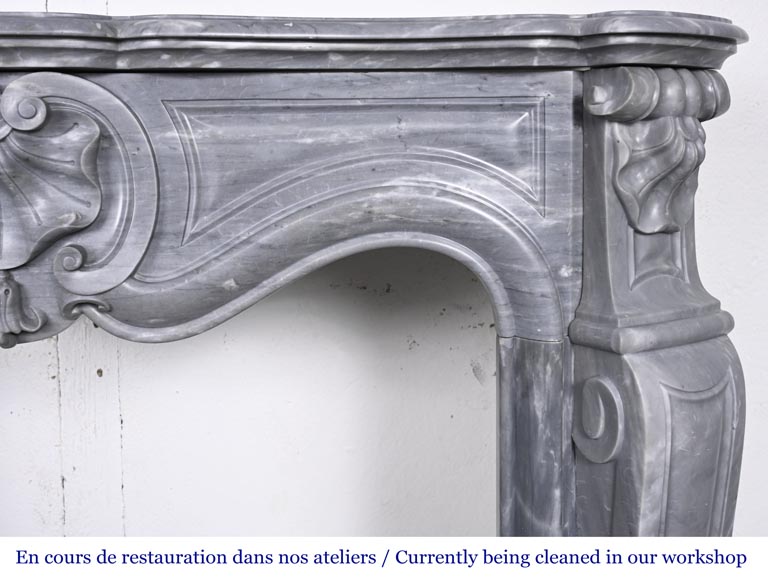 Petite cheminée de style Louis XV décorée d'une coquille, en marbre bleu Turquin-9