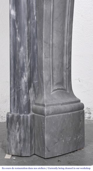 Petite cheminée de style Louis XV décorée d'une coquille, en marbre bleu Turquin-10