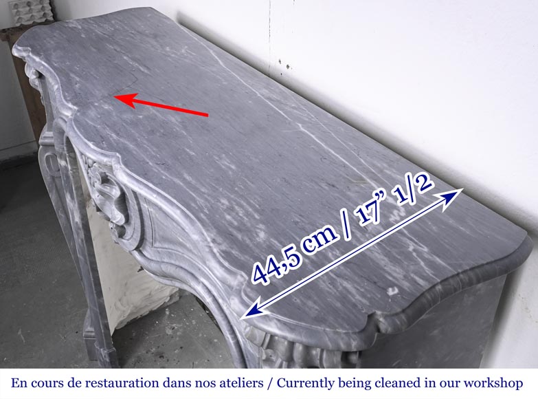 Petite cheminée de style Louis XV décorée d'une coquille, en marbre bleu Turquin-11