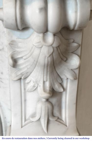 Cheminée de style Louis XV en marbre de Carrare, décorée d'une coquille-7