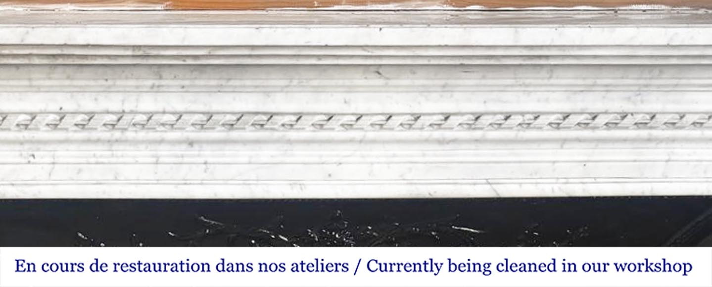 Cheminée de style Louis XVI en marbre de Carrare, à décor de rubans et de rosaces florales Cheminée de style Louis XVI en marbre de Carrare, à décor de rubans et de rosaces florales-1