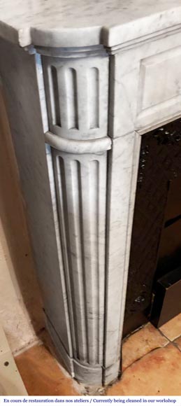 Cheminée de style Louis XVI à coins arrondis, décorée d'une marguerite, en marbre de Carrare-3