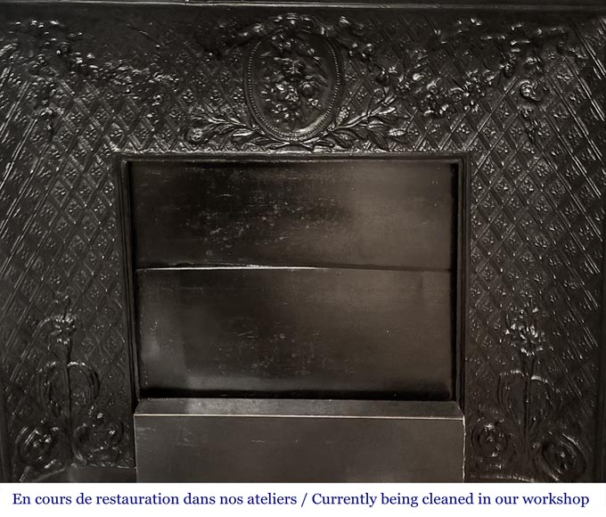 Cheminée de style Louis XVI à coins arrondis, décorée d'une marguerite, en marbre de Carrare-6