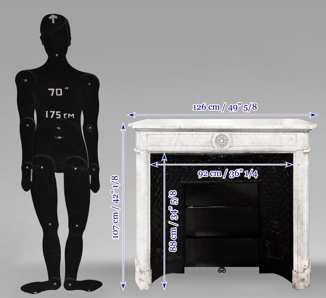 Cheminée de style Louis XVI à coins arrondis, décorée d'une marguerite, en marbre de Carrare-7