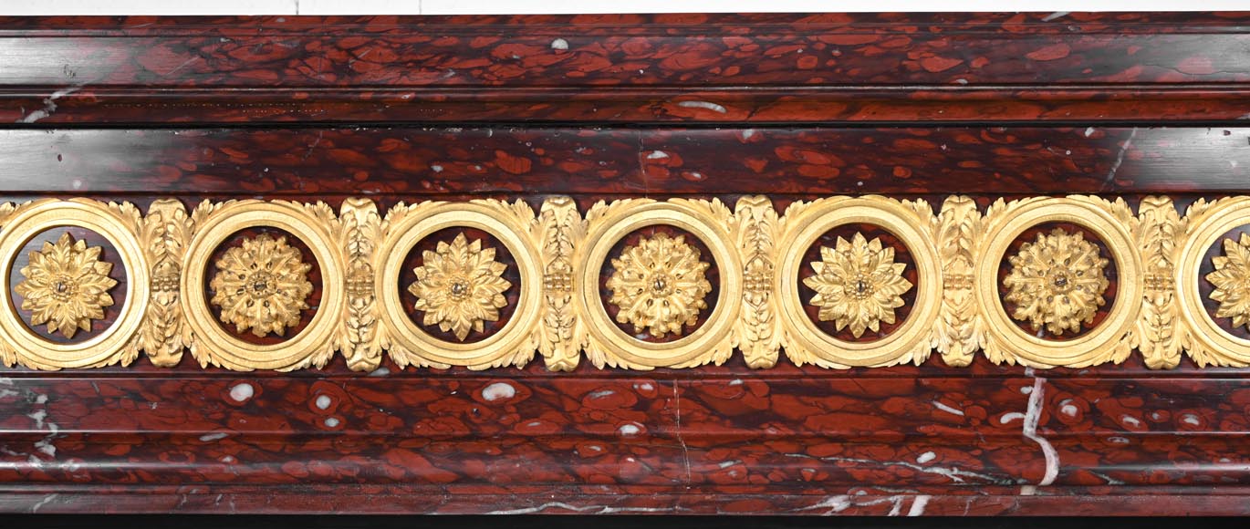 Cheminée de style Louis XVI en marbre rouge griotte et au décor de bronzes dorés-1