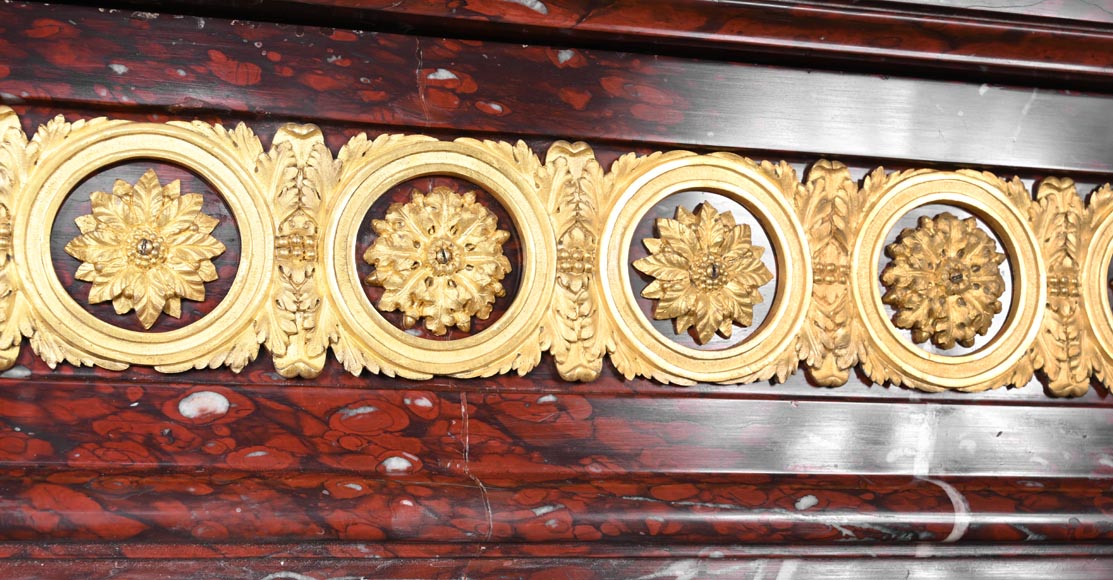 Cheminée de style Louis XVI en marbre rouge griotte et au décor de bronzes dorés-2