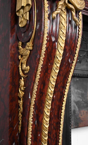 Cheminée de style Louis XVI en marbre rouge griotte et au décor de bronzes dorés-6