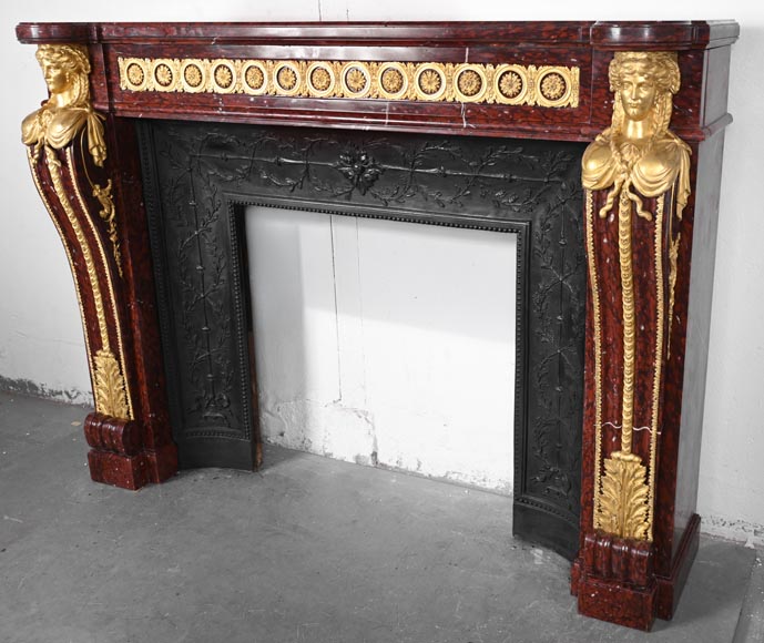 Cheminée de style Louis XVI en marbre rouge griotte et au décor de bronzes dorés-8