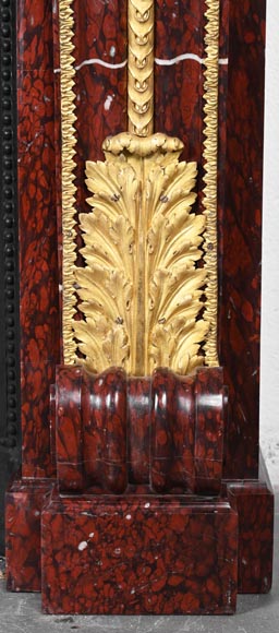 Cheminée de style Louis XVI en marbre rouge griotte et au décor de bronzes dorés-11