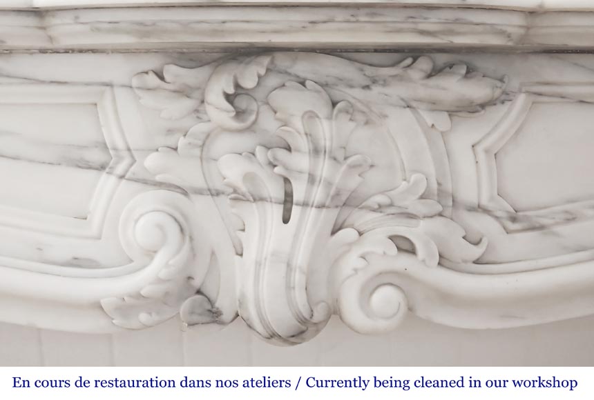 Cheminée de style Louis XV à la palmette asymétrique, en marbre arabescato-1