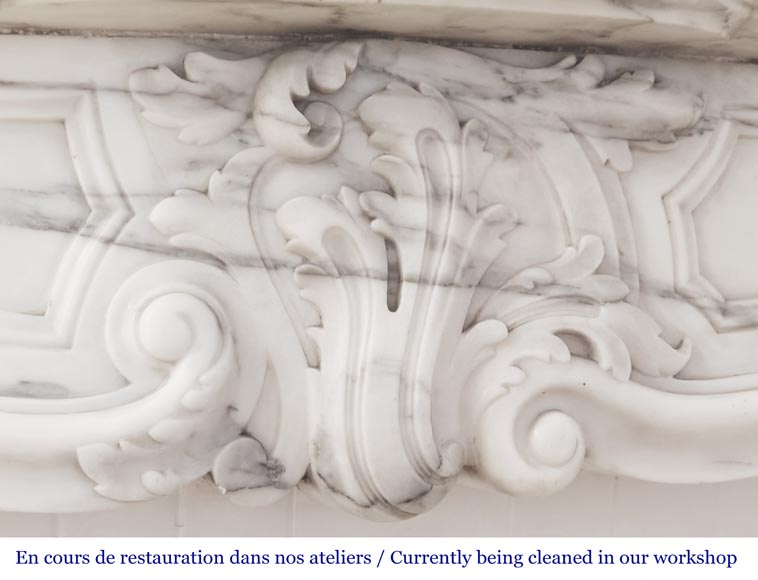 Cheminée de style Louis XV à la palmette asymétrique, en marbre arabescato-2