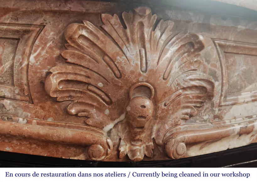 Cheminée de style Louis XV décorée d'une palmette, en marbre Rouge du Nord-2