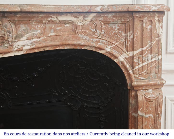 Cheminée de style Louis XV décorée d'une palmette, en marbre Rouge du Nord-7