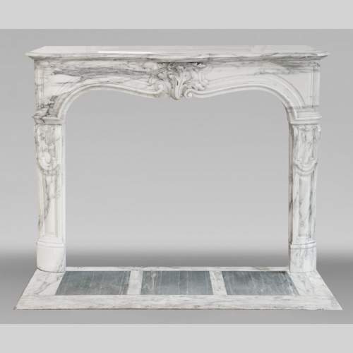 Cheminée de style Louis XV en marbre Arabescato, décorée d'une palmette asymétrique