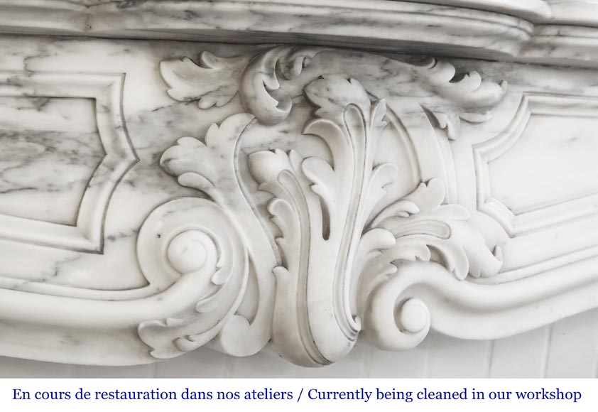 Cheminée de style Louis XV en marbre Arabescato, décorée d'une palmette asymétrique-2