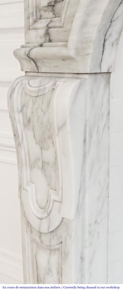 Cheminée de style Louis XV en marbre Arabescato, décorée d'une palmette asymétrique-6